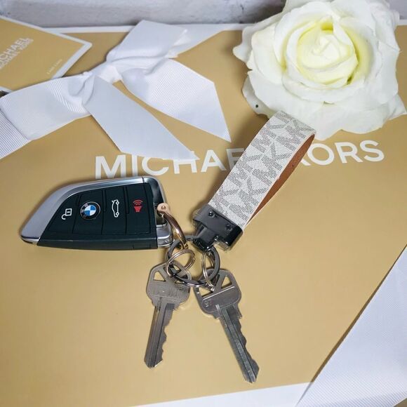 Michael kors KEYCHAIN HOLDER METTALIC HARDWARE - Picture 2 of 6